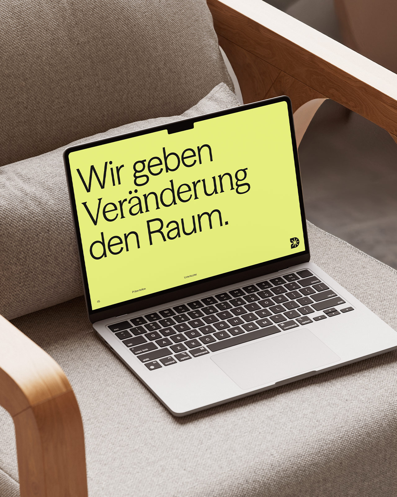 felixhackmann_dayswithus_Laptop_hochformat_screen_01